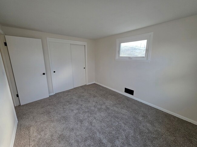 Building Photo - 4 bedroom Rental in Bettendorf