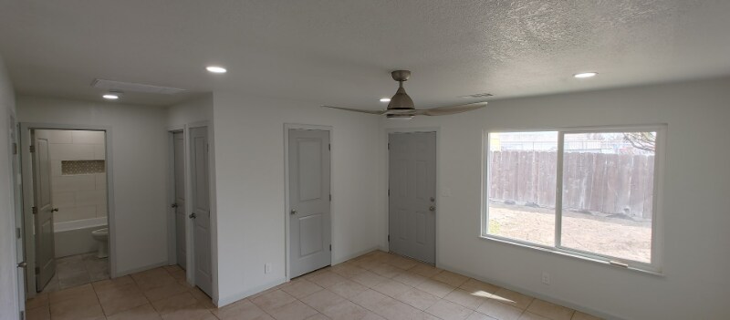 Building Photo - 748 W Canal Dr