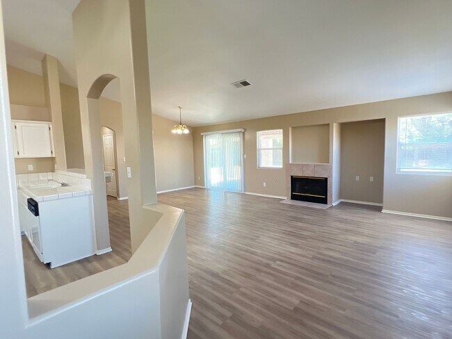 Building Photo - Northwest Bakersfield
