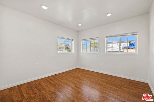 Building Photo - 141 S Vista St