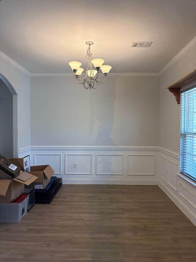 Building Photo - AVAILABLE NOW! (Pet Friendly)