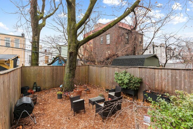 Building Photo - ROOM ONLY in 5-bed/2.5-bath Home