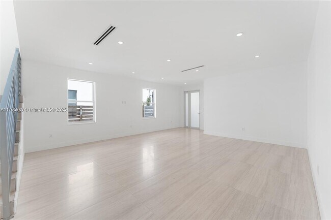 Building Photo - 1352 SW 22nd St