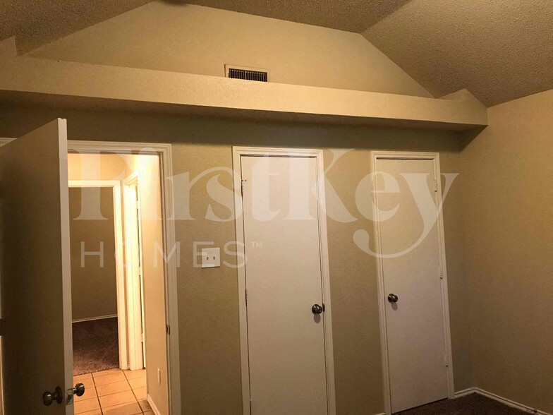 Building Photo - 1371 Gainsborough Way