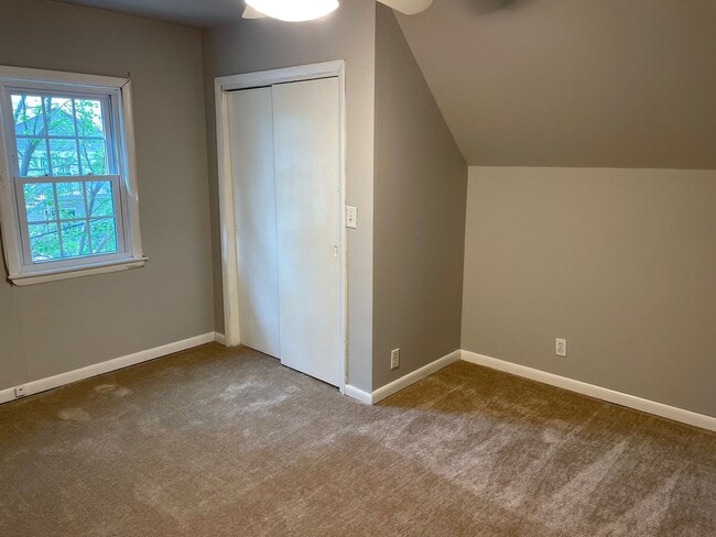 Building Photo - 4 Bedroom House with Fenced in Yard!
