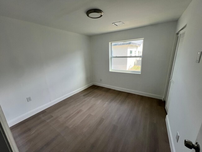 Building Photo - 422 SW 4th Ave