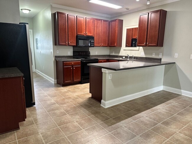 Building Photo - Available now! Lake-area living, 2 Bedroom Apartment