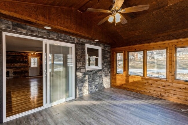 Building Photo - CHARMING RANCH!! 3 Bedroom, 2 Bath Home in Windsor Heights