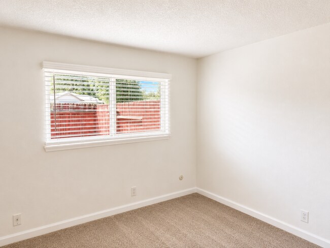 Building Photo - 5926 Hilltop Dr