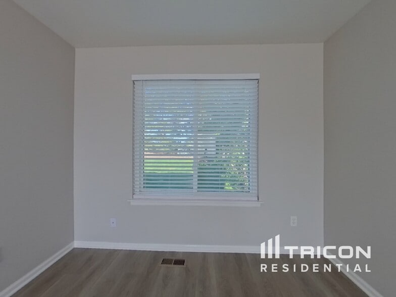 Building Photo - 9995 Strathfield Ln