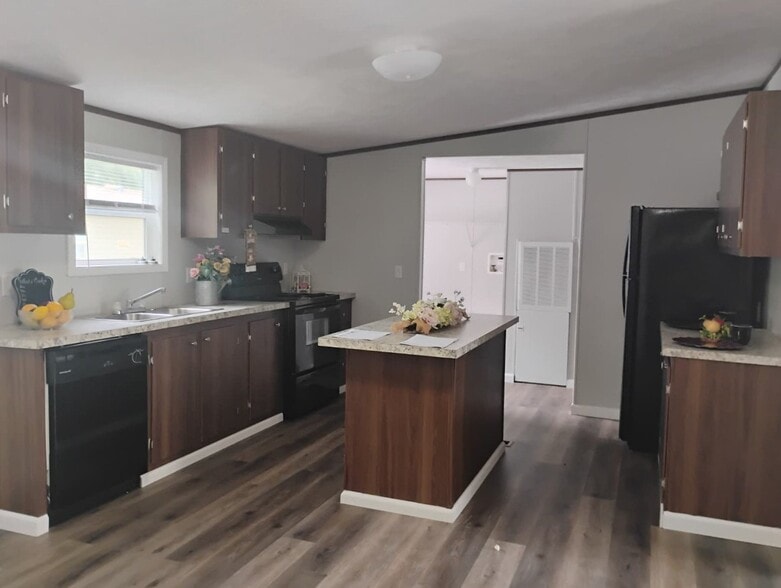 Building Photo - 166 Elm Dr