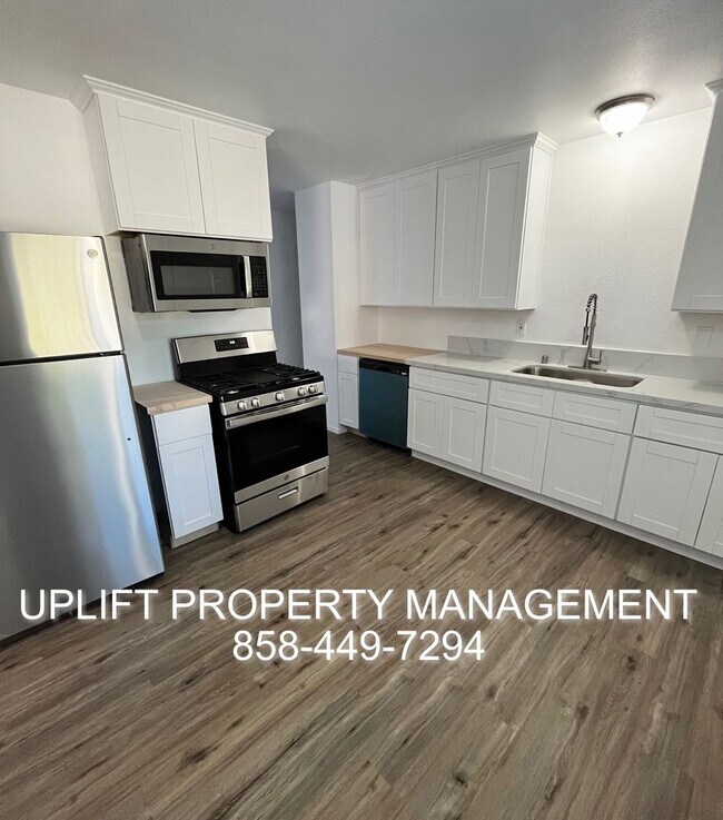 Building Photo - 3-Bedroom, 2-Bathroom w/ Garage and Large ...