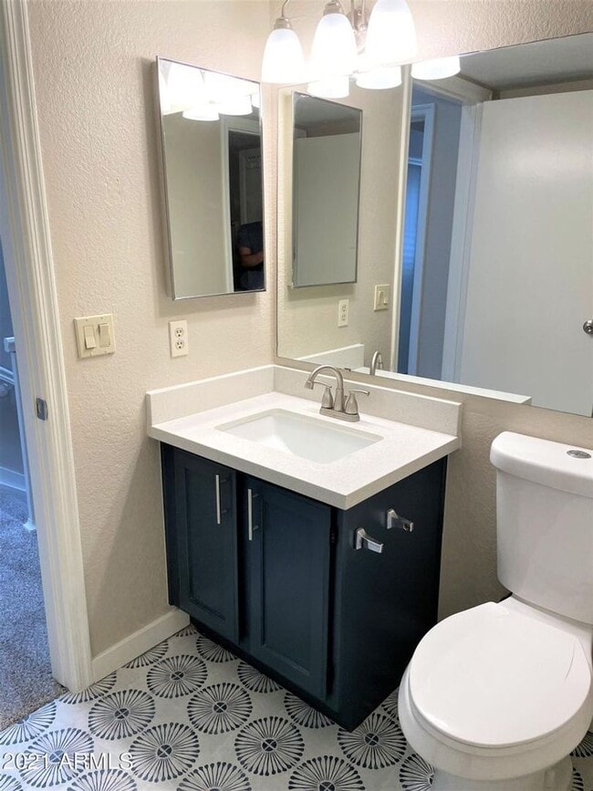 Building Photo - Remodeled 2 bed/1.5 bath townhome in the s...