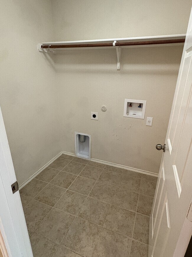 Building Photo - 564 Travertine Trail