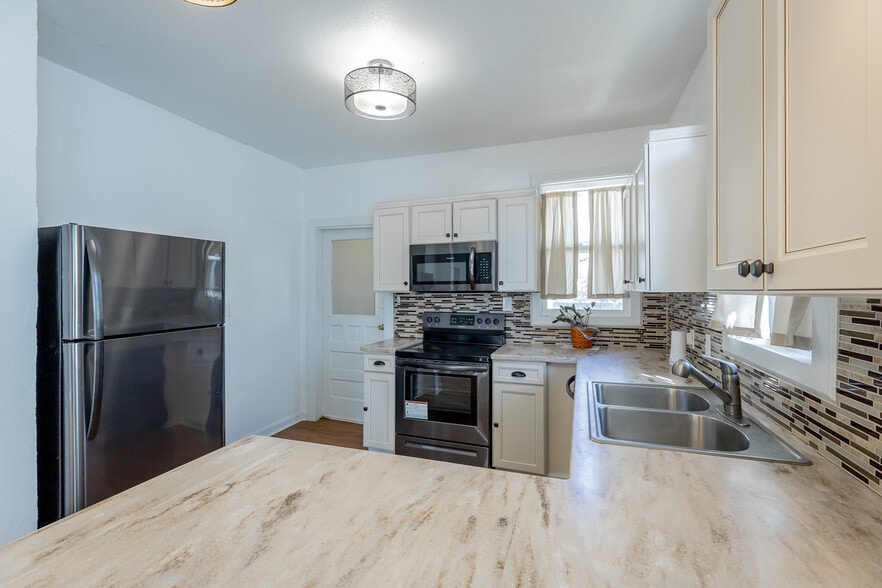 Building Photo - 2107 Oak St