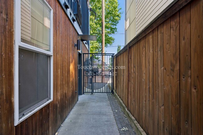 Building Photo - Ground-Level Modern Apartment at Bradley Commons!