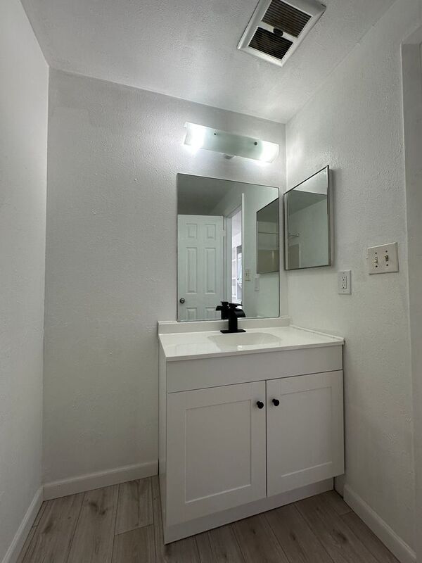 Building Photo - 875 S Quebec St