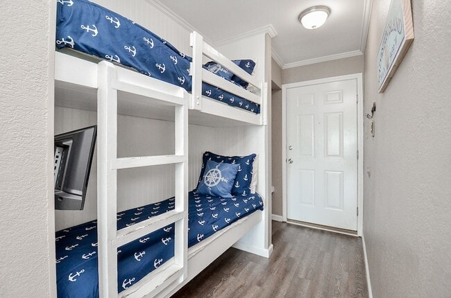 Building Photo - 6102 Seawall Blvd