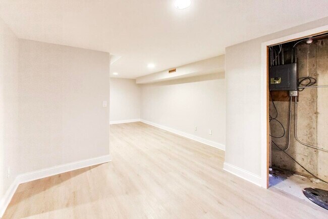 Building Photo - 2219 Rossiter Pkwy