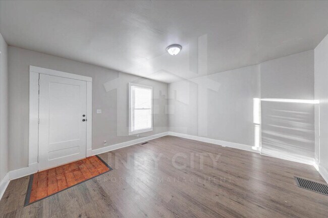 Building Photo - 622 N Mulberry St