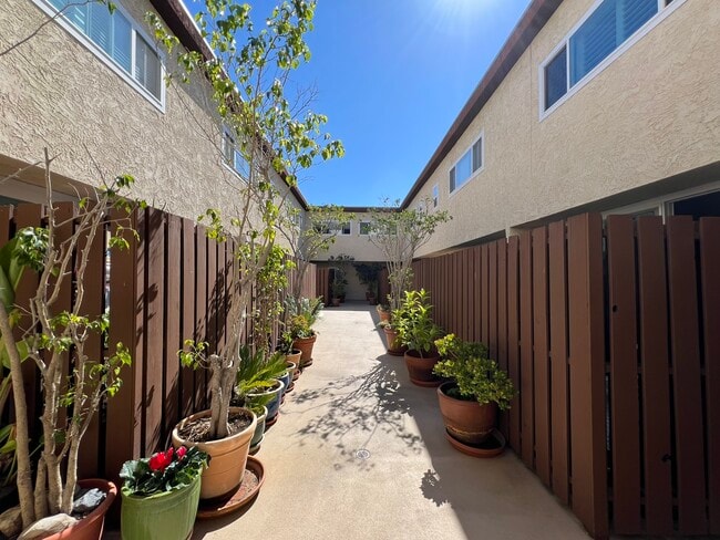 Building Photo - 1747 Barry Ave