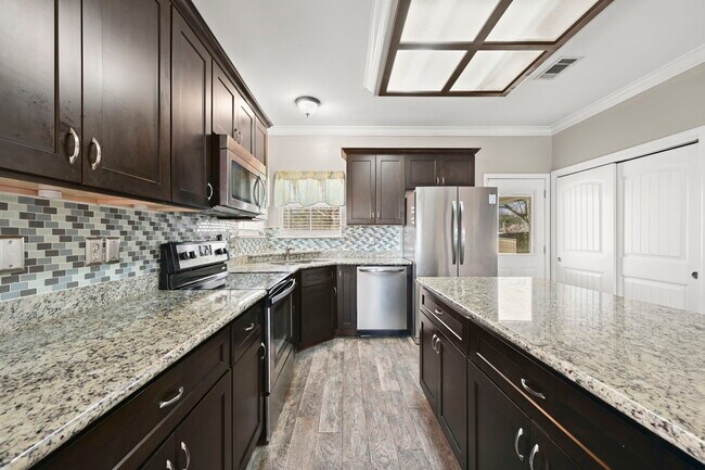 Building Photo - 2201 Hunters Trl Dr