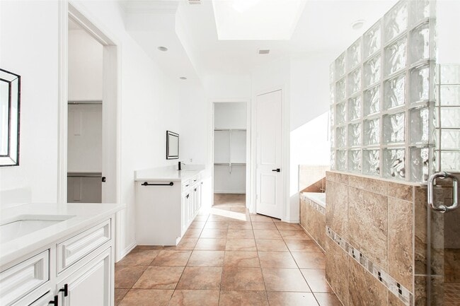 Building Photo - 2000 Le Mans Dr