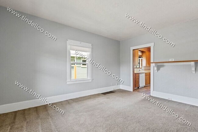 Building Photo - Pet FRIENDLY 4 bedroom 2 bathroom home loc...