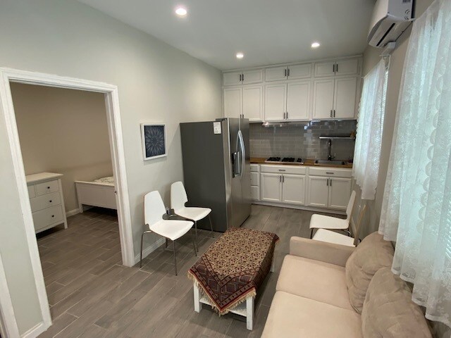 Building Photo - 21520 Saticoy St