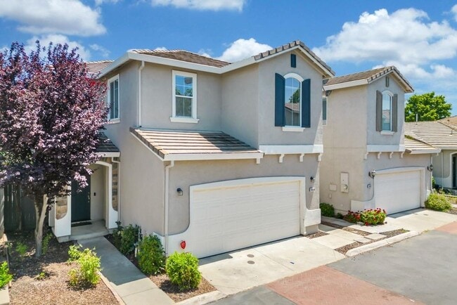 Building Photo - Beautiful 3 bed 2.5 bath in Natomas!