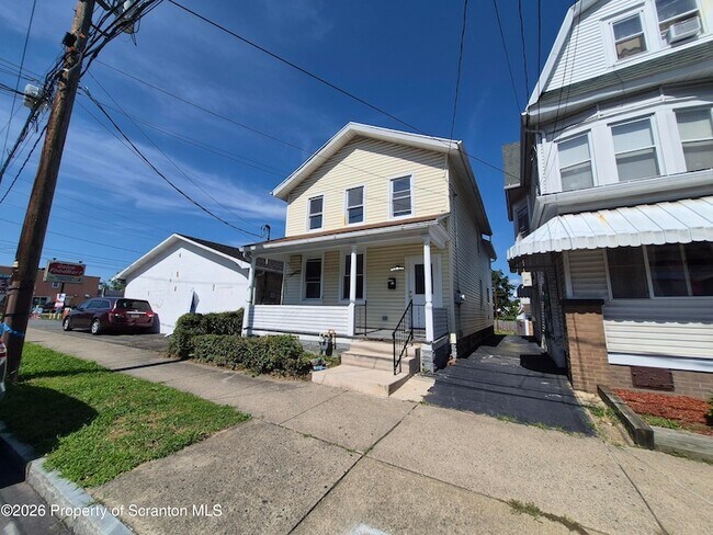Building Photo - 556 N Main St