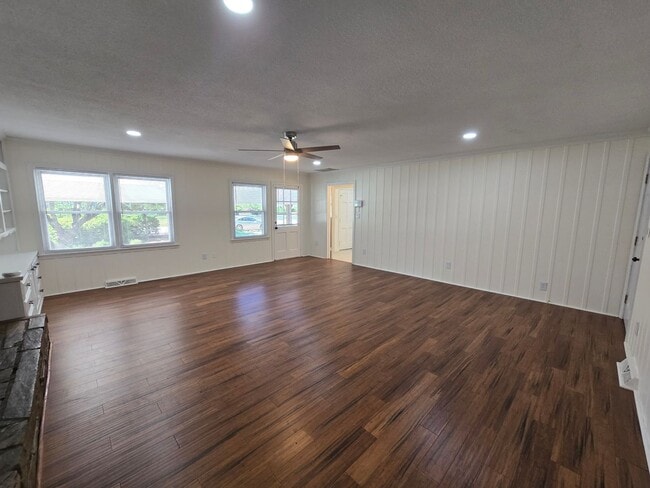 Building Photo - NEW LISTING!!!!!