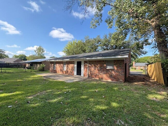 Building Photo - 2941 Shenandoah Dr