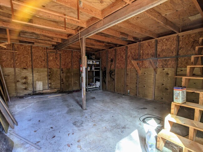 Building Photo - Lovely 3 Bedroom Rambler