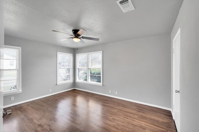 Building Photo - 413 Shaw St