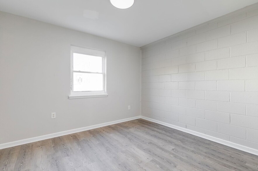 Interior Photo - 1901-1915 Whitcomb