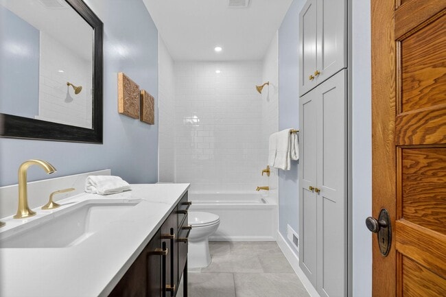 Building Photo - Renovated Hill East 3BR Near Metro + Parking