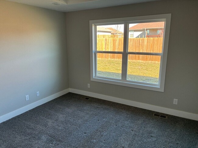 Building Photo - Beautiful 3 bedroom, 2 bath, 2 car garage duplex in Ozark! Spacious, granite with open / split be...