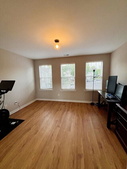 Building Photo - 190 Cedar Elm Rd
