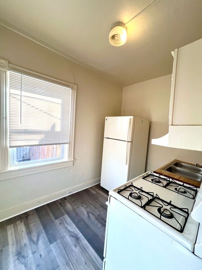 Building Photo - 253 N Mulberry St