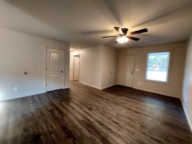 Building Photo - 8 Stephanie Dr