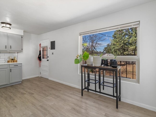 Building Photo - Unfurnished | 2 Bed / 1 Bath | NE Albuquer...