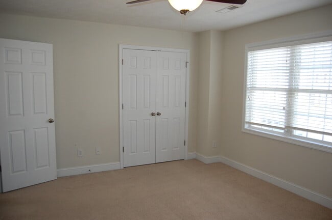 Building Photo - Spacious 2 BR Townhome in Sterling Park wi...