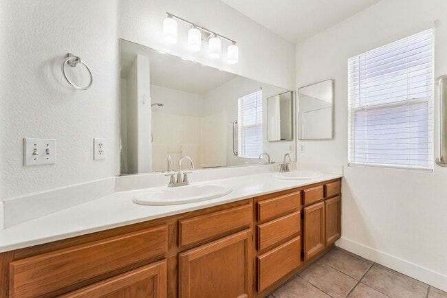 Building Photo - Charming Single-Story Living with Spacious Comfort!