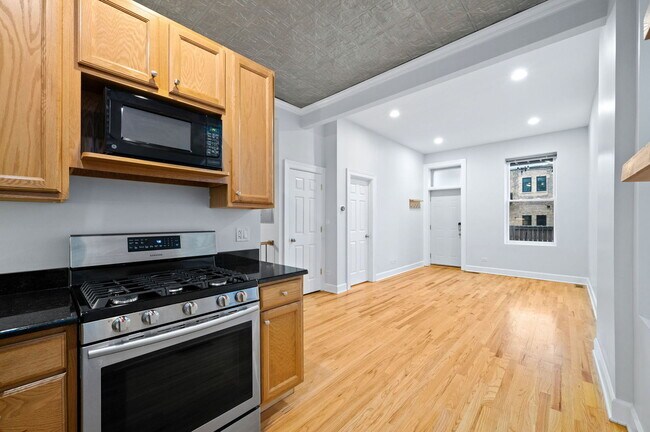 Building Photo - 825 N Winchester Ave