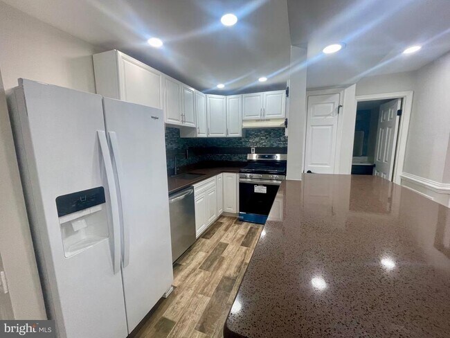 Building Photo - 6018 Westchester Park Dr