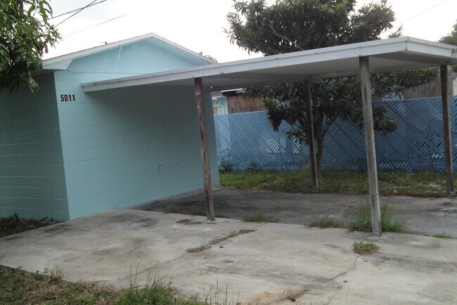 Building Photo - Three Bedroom One Bathroom House near Gulfport area.