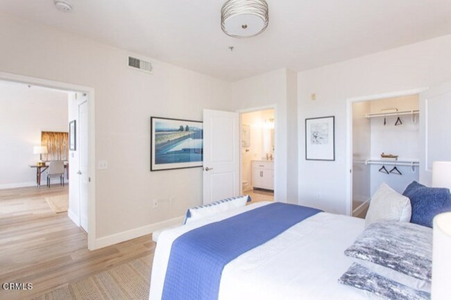 Building Photo - 6938 Laurel Canyon Blvd