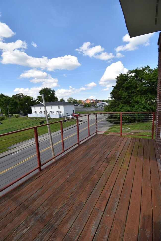 Building Photo - Large 2 Bedroom Condo For Rent Near Historic Downtown Clarksville!