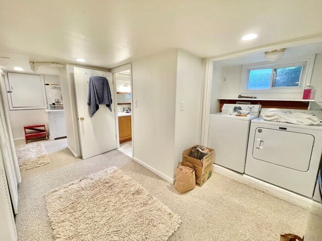 Building Photo - Charming  home on quiet street, great loca...